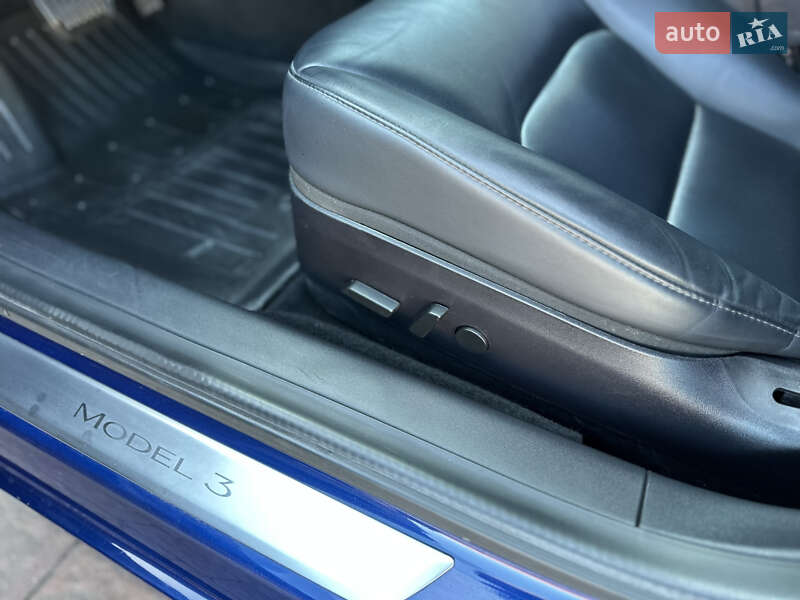 Седан Tesla Model 3 2020 в Стрию