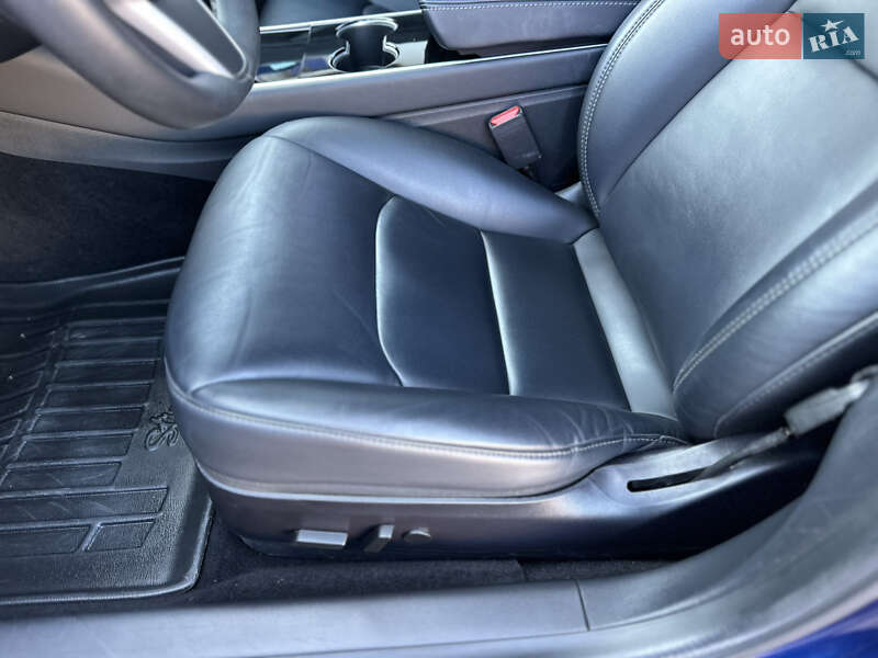 Седан Tesla Model 3 2020 в Стрию