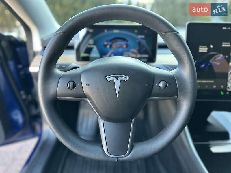 Седан Tesla Model 3 2020 в Стрию