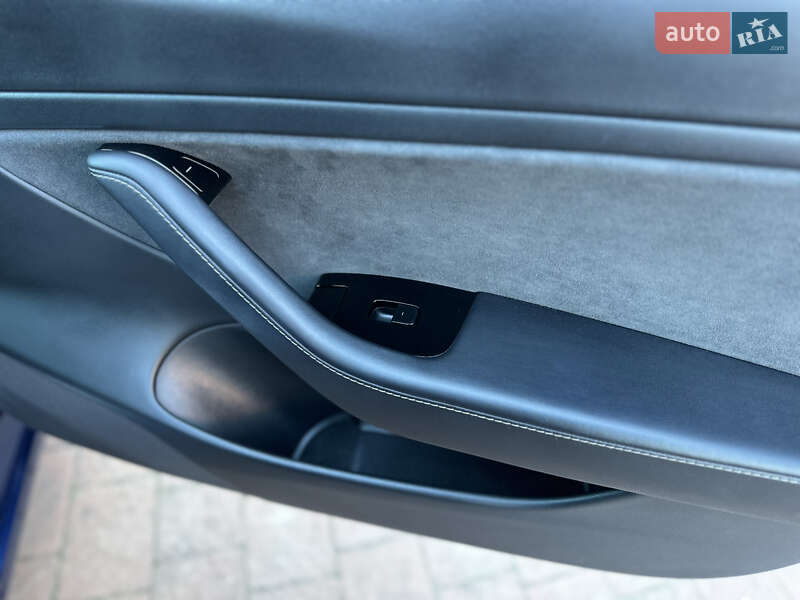 Седан Tesla Model 3 2020 в Стрию