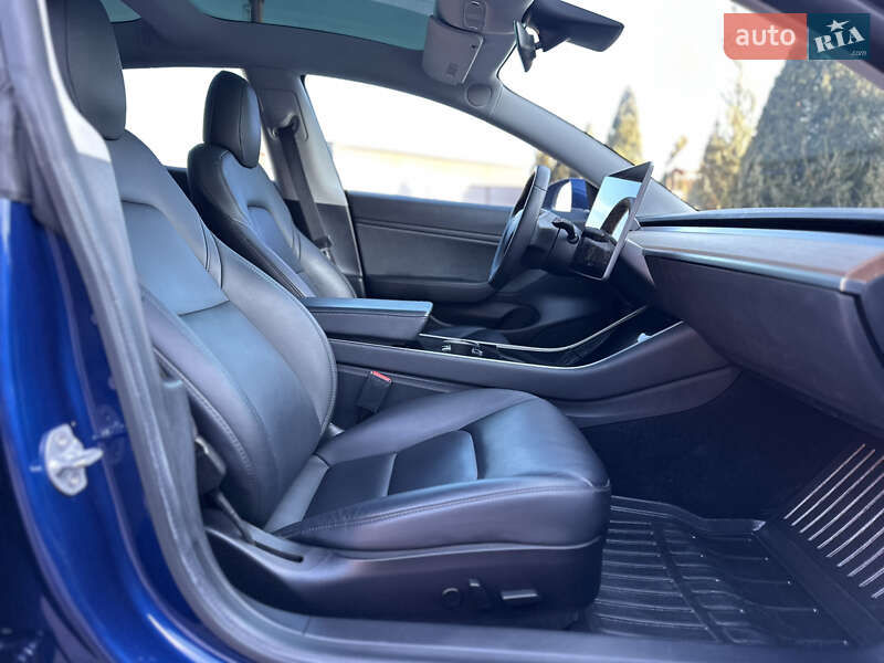 Седан Tesla Model 3 2020 в Стрию