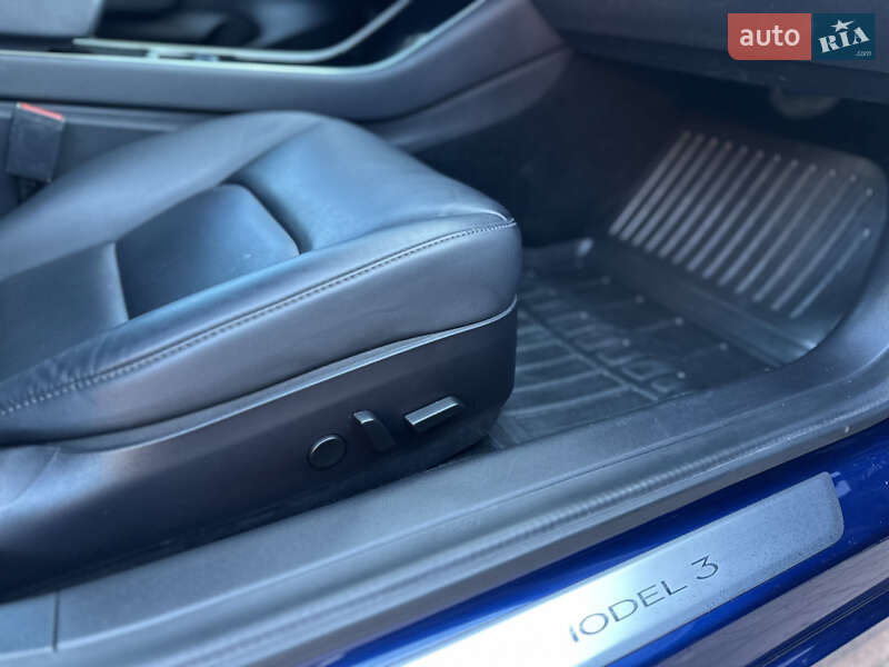 Седан Tesla Model 3 2020 в Стрию