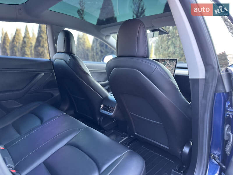 Седан Tesla Model 3 2020 в Стрию