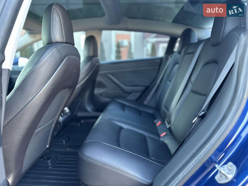 Седан Tesla Model 3 2020 в Стрию