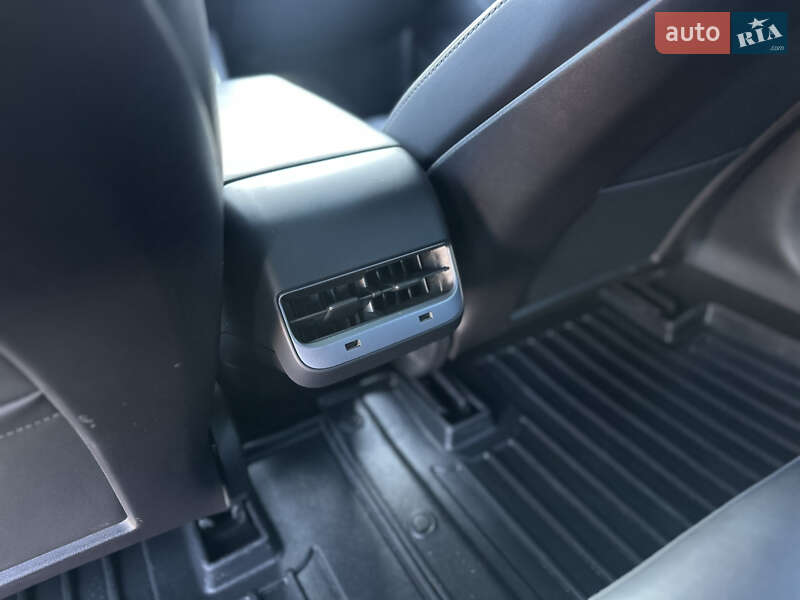 Седан Tesla Model 3 2020 в Стрию