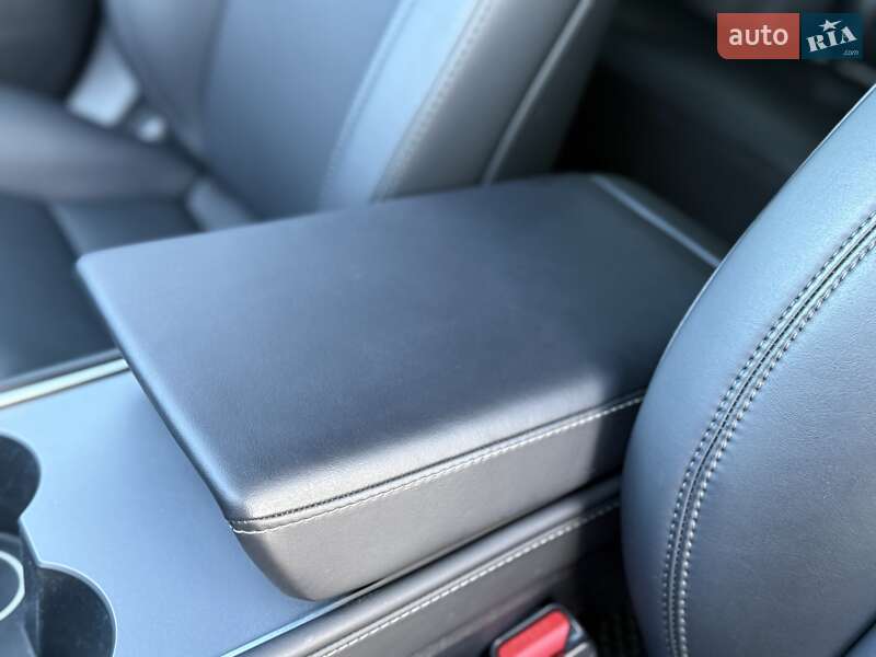 Седан Tesla Model 3 2023 в Стрые