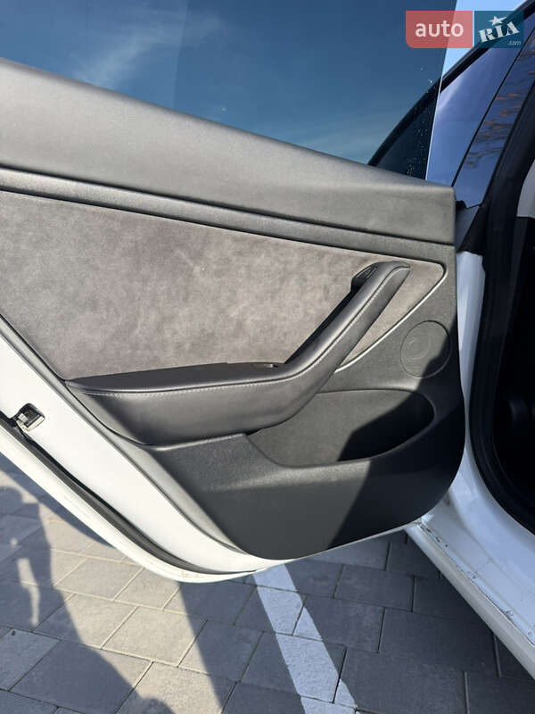 Седан Tesla Model 3 2023 в Виннице