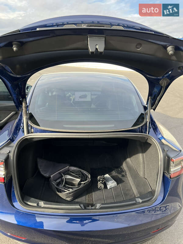 Седан Tesla Model 3 2023 в Львове