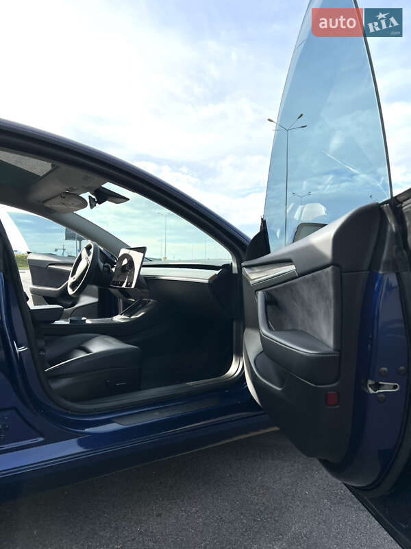 Седан Tesla Model 3 2023 в Львове