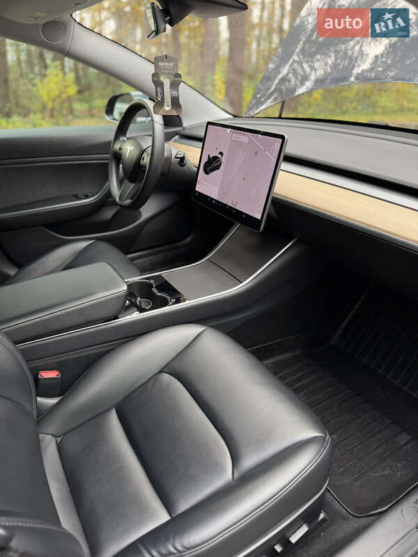 Седан Tesla Model 3 2019 в Новояворовске