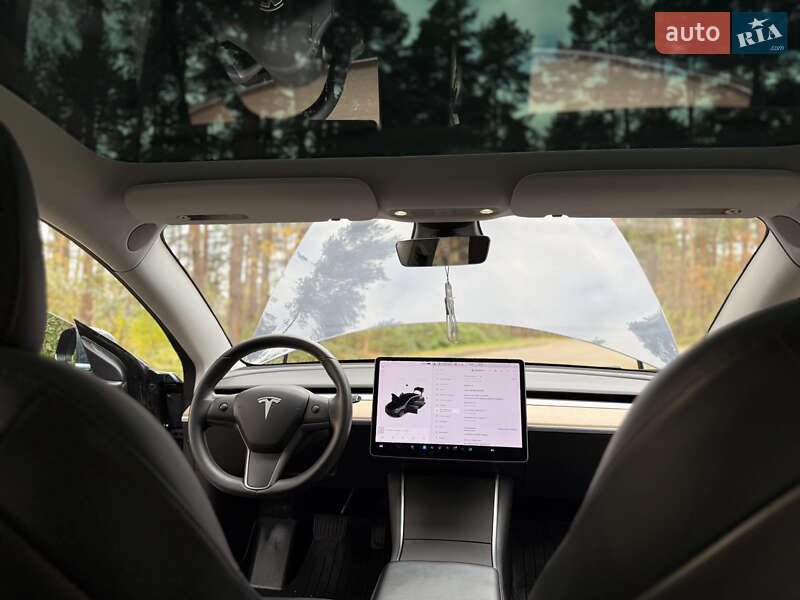 Седан Tesla Model 3 2019 в Новояворовске