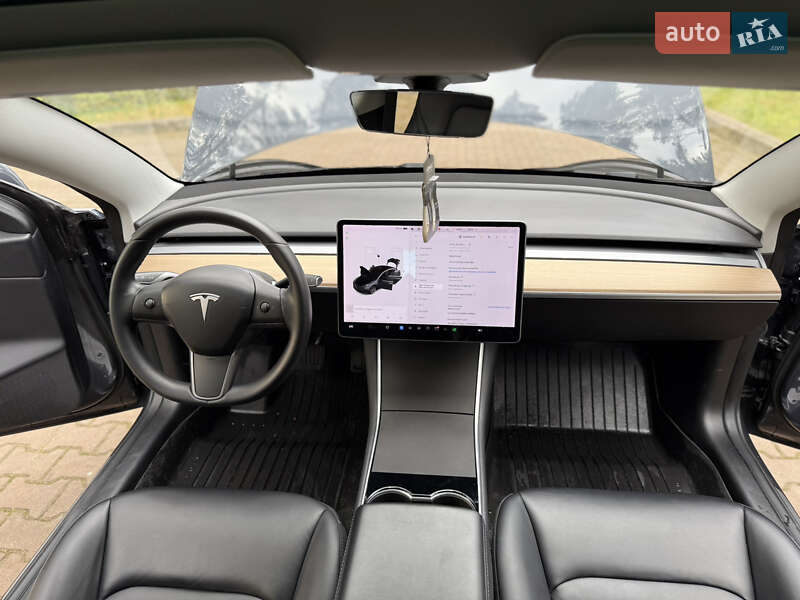 Седан Tesla Model 3 2019 в Новояворовске