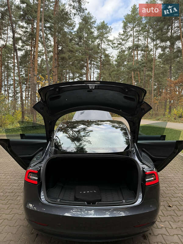 Седан Tesla Model 3 2019 в Новояворовске