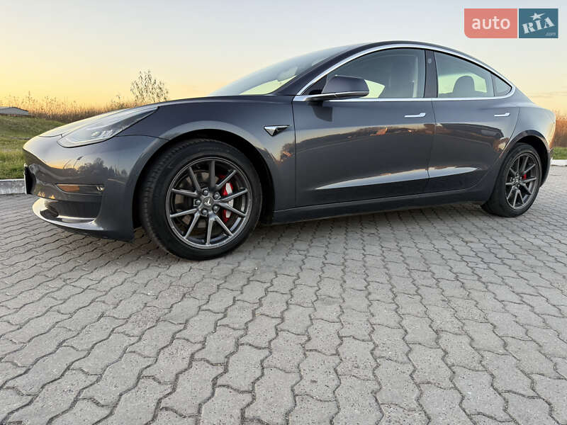 Седан Tesla Model 3 2019 в Дубні