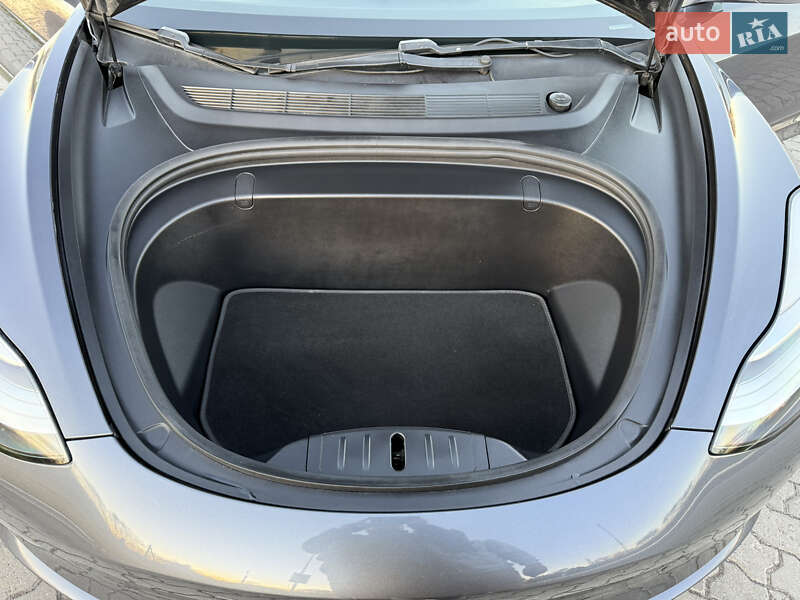 Седан Tesla Model 3 2019 в Дубні