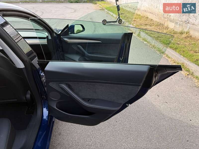 Седан Tesla Model 3 2023 в Киеве