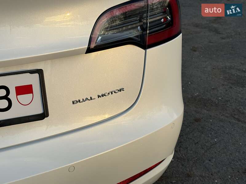 Седан Tesla Model 3 2021 в Трускавці