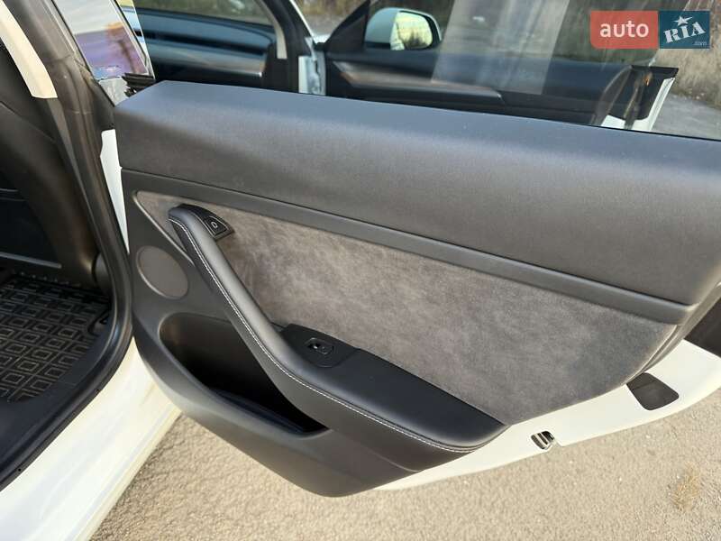 Седан Tesla Model 3 2021 в Трускавці