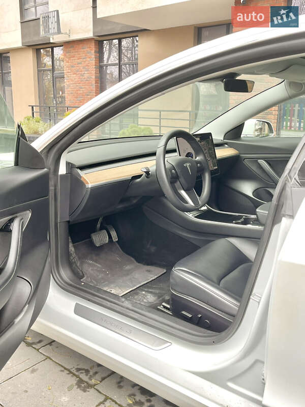 Седан Tesla Model 3 2020 в Івано-Франківську