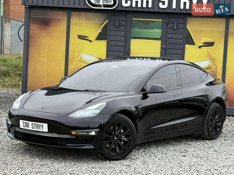 Седан Tesla Model 3 2022 в Стрию