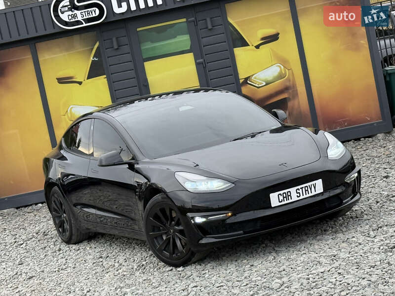 Седан Tesla Model 3 2022 в Стрию