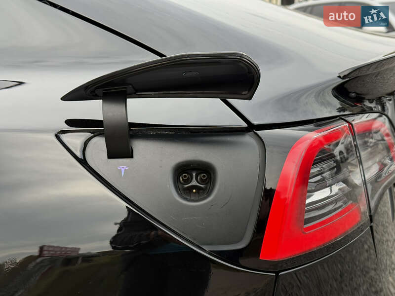 Седан Tesla Model 3 2022 в Стрию