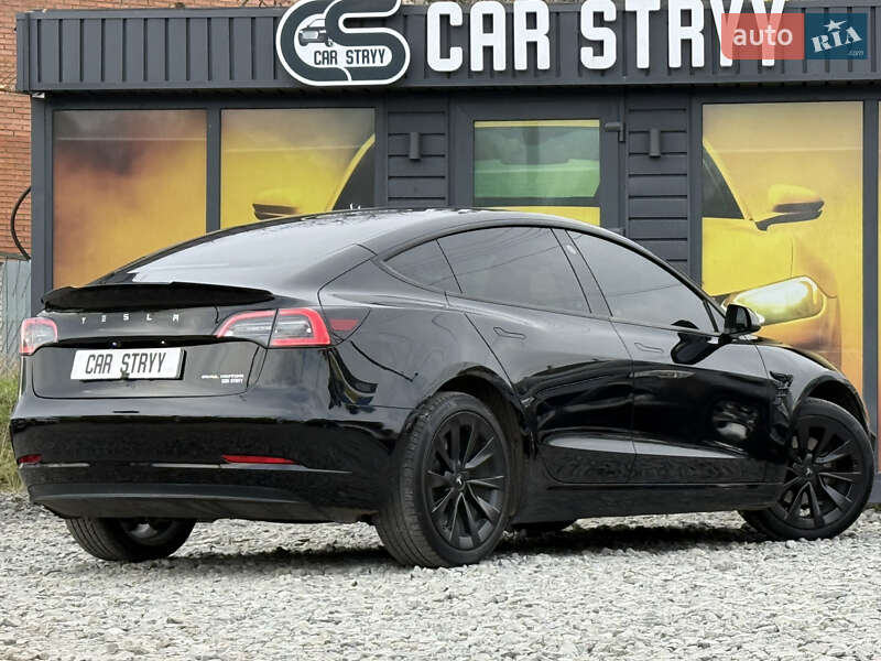 Седан Tesla Model 3 2022 в Стрию