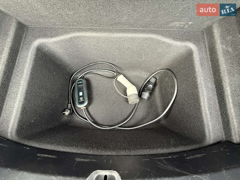 Седан Tesla Model 3 2022 в Стрию