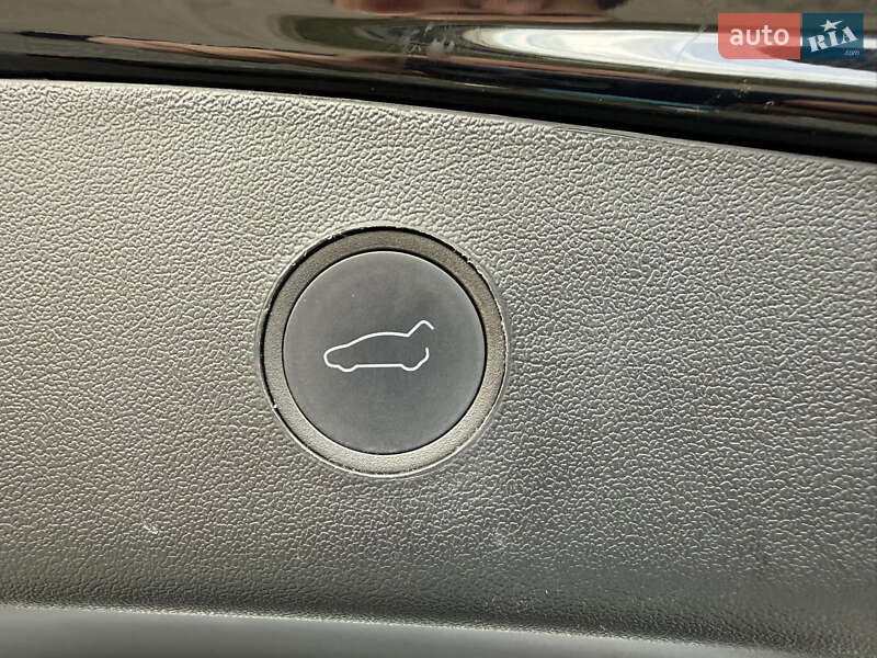 Седан Tesla Model 3 2022 в Стрию