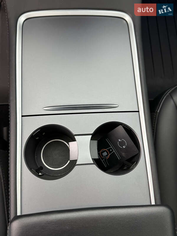 Седан Tesla Model 3 2022 в Стрию