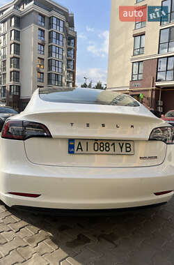 Седан Tesla Model 3 2019 в Бучі