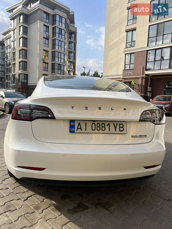 Седан Tesla Model 3 2019 в Бучі