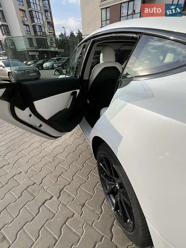 Седан Tesla Model 3 2019 в Бучі