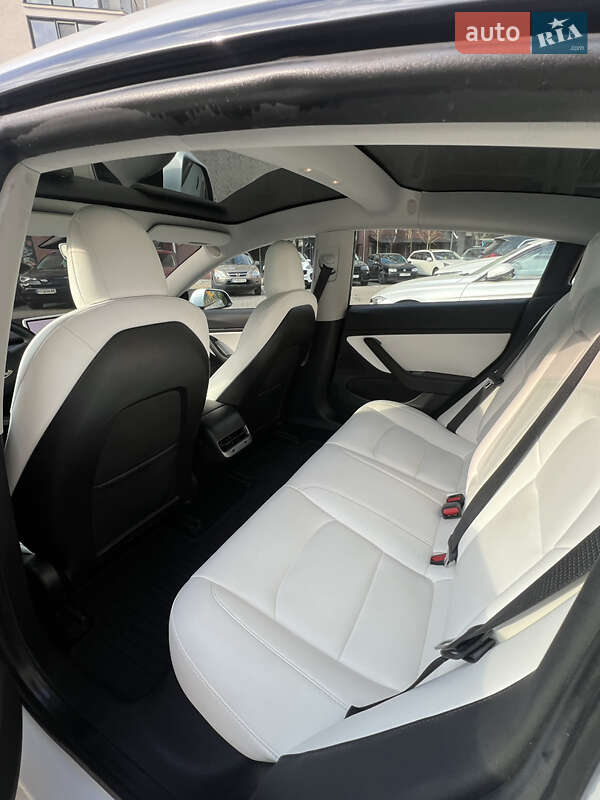Седан Tesla Model 3 2019 в Бучі
