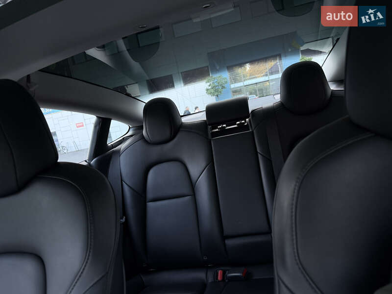 Седан Tesla Model 3 2022 в Луцьку