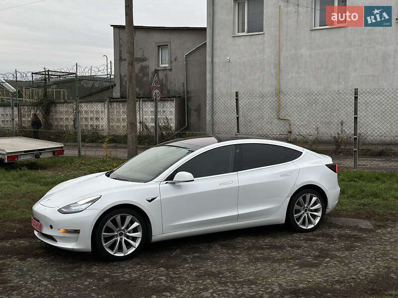 Седан Tesla Model 3 2018 в Ровно