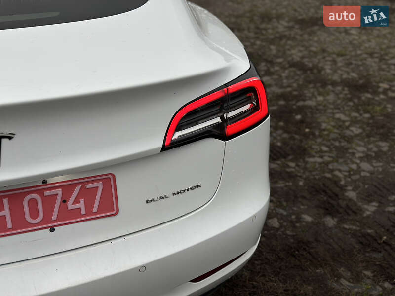 Седан Tesla Model 3 2018 в Ровно