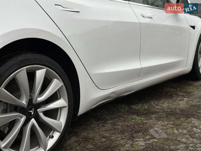Седан Tesla Model 3 2018 в Ровно