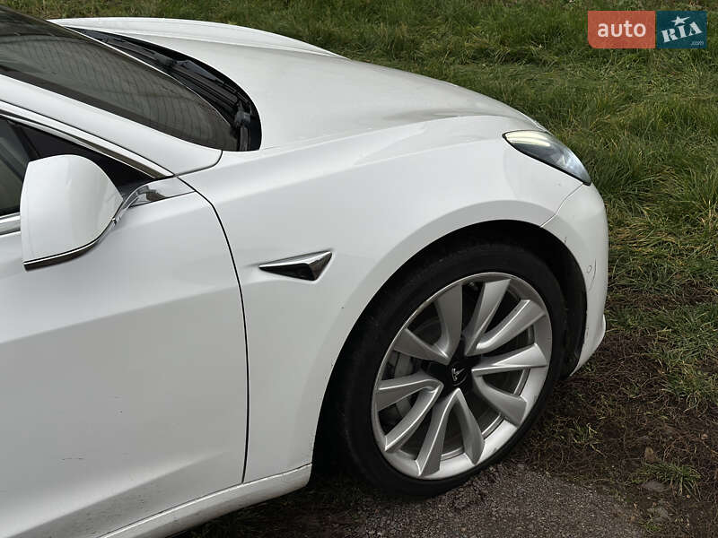 Седан Tesla Model 3 2018 в Ровно