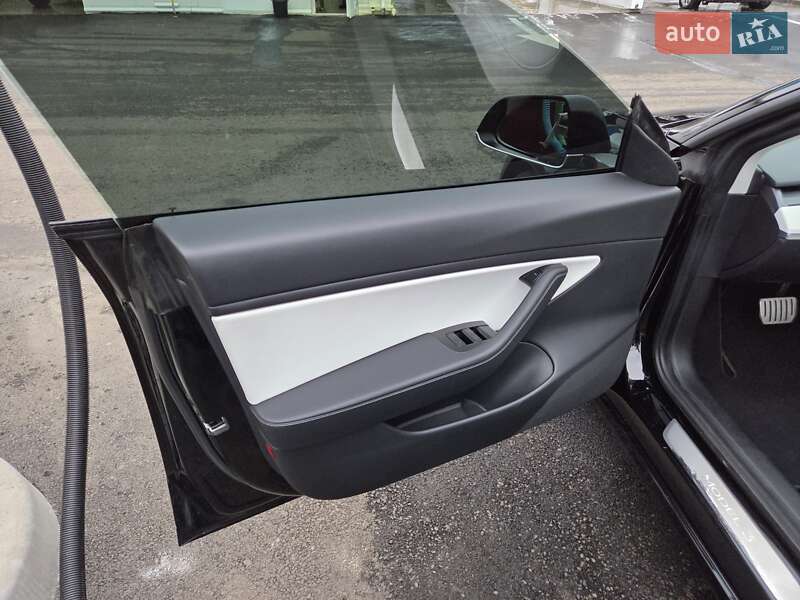 Седан Tesla Model 3 2020 в Києві