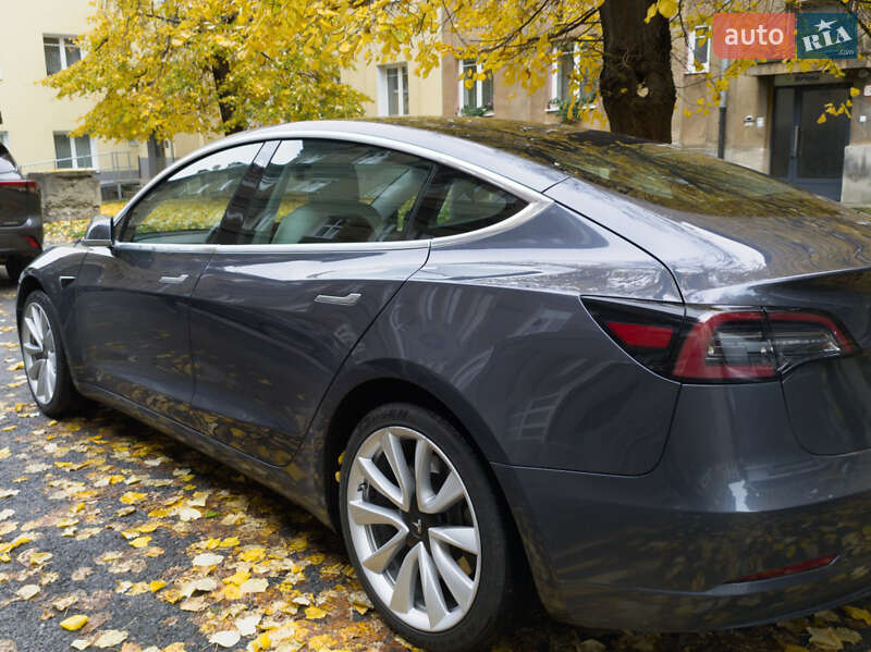 Седан Tesla Model 3 2019 в Ужгороді