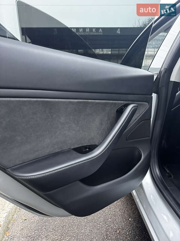 Седан Tesla Model 3 2018 в Киеве