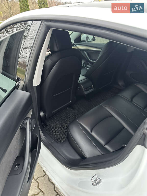 Седан Tesla Model 3 2022 в Великих Мостах