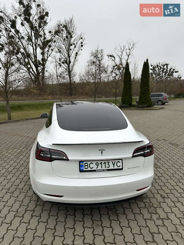 Седан Tesla Model 3 2022 в Великих Мостах