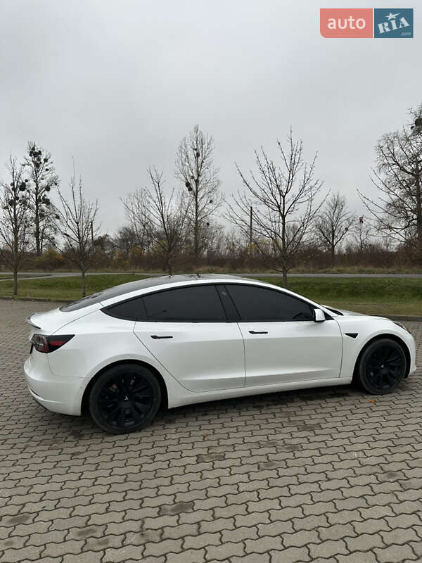 Седан Tesla Model 3 2022 в Великих Мостах