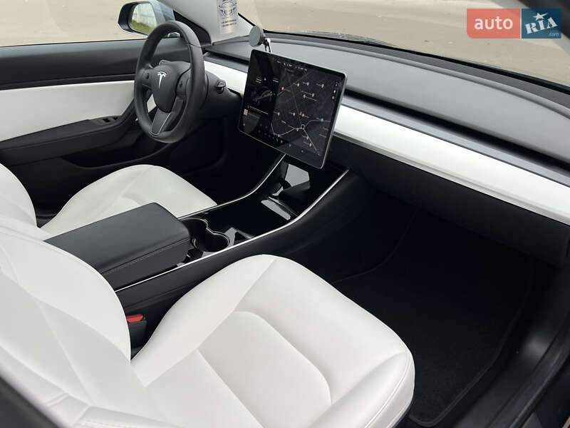 Седан Tesla Model 3 2019 в Прилуках