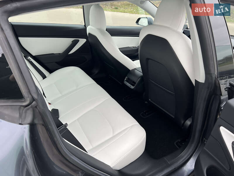 Седан Tesla Model 3 2019 в Прилуках