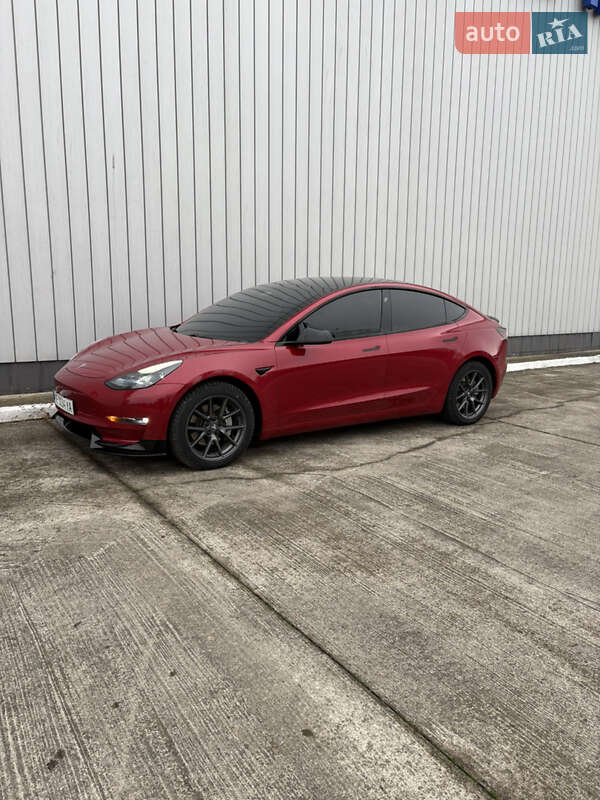 Седан Tesla Model 3 2021 в Черновцах