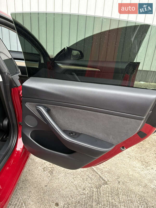 Седан Tesla Model 3 2021 в Черновцах