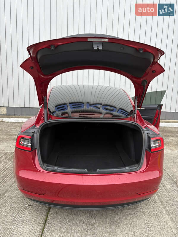 Седан Tesla Model 3 2021 в Черновцах